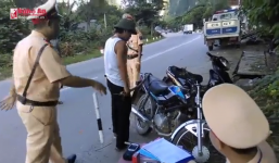 'Xin quá nhiều mà không cho', người vi phạm vác gậy đập luôn xe